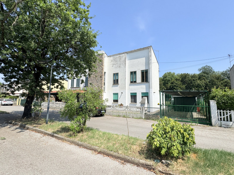 Se stai cercando un appartamento comodo, tranquillo e ben posizionato, questa è l'occasione che f...