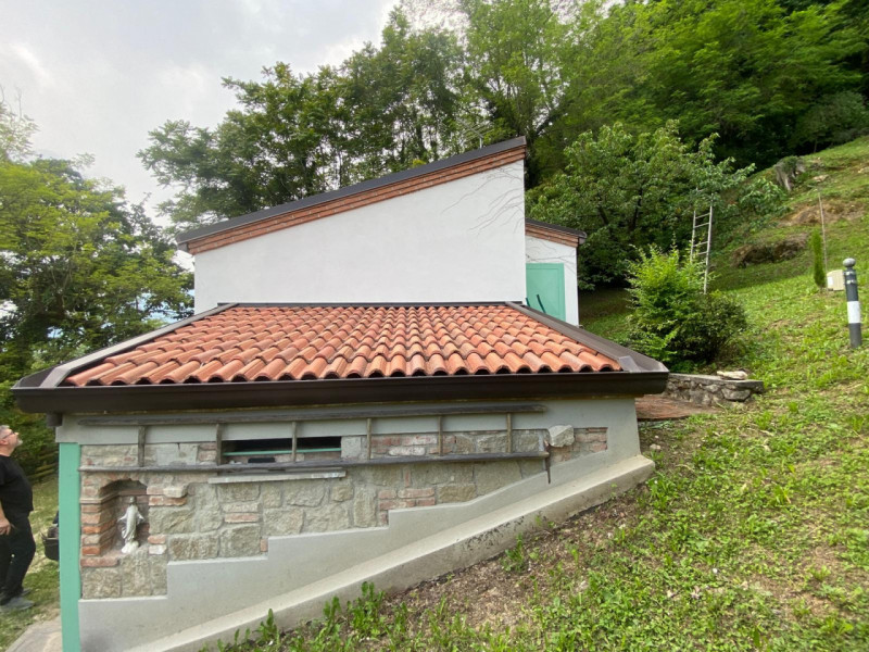 Esplora l'incanto delle colline dell'alto vicentino con questo affascinante rustico in vendita.  ...