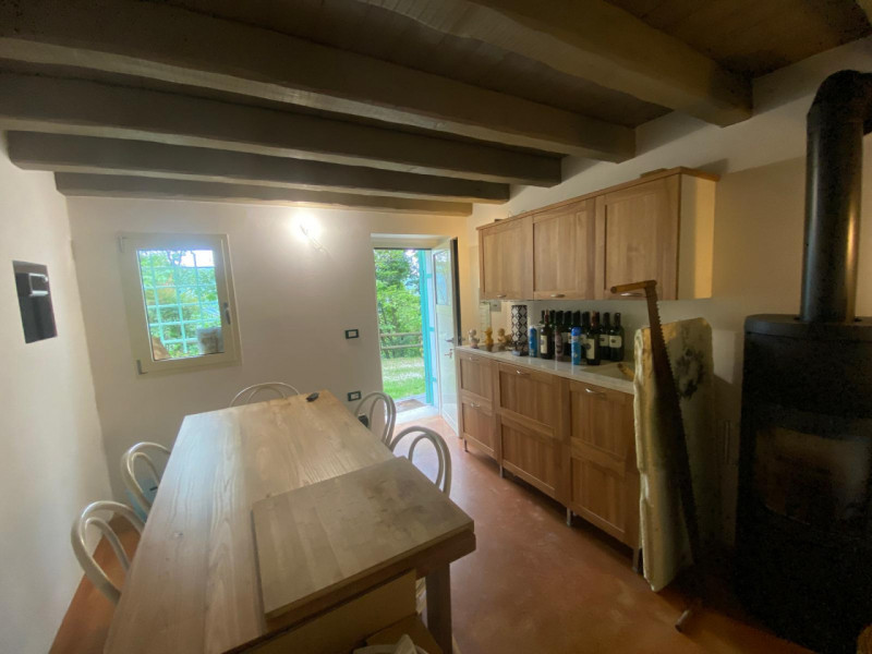 Esplora l'incanto delle colline dell'alto vicentino con questo affascinante rustico in vendita.  ...