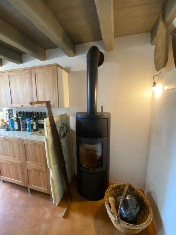 Esplora l'incanto delle colline dell'alto vicentino con questo affascinante rustico in vendita.  ...