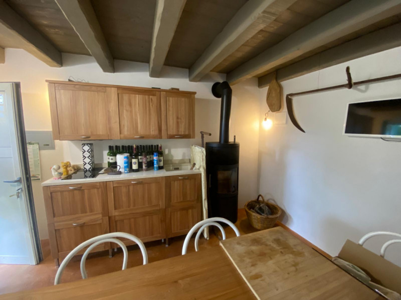 Esplora l'incanto delle colline dell'alto vicentino con questo affascinante rustico in vendita.  ...