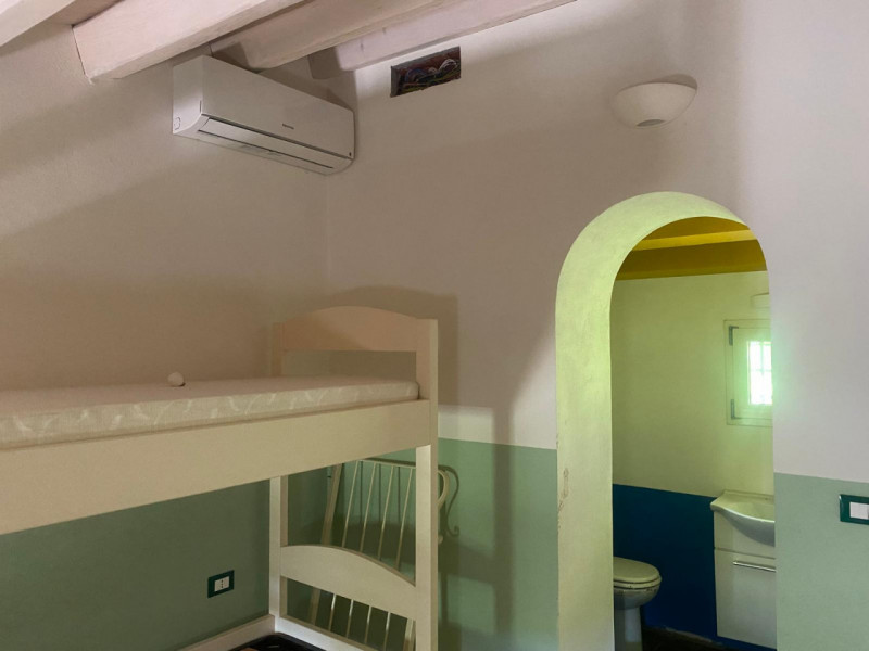 Esplora l'incanto delle colline dell'alto vicentino con questo affascinante rustico in vendita.  ...