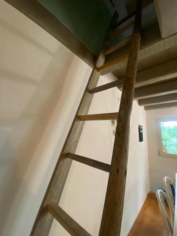 Esplora l'incanto delle colline dell'alto vicentino con questo affascinante rustico in vendita.  ...