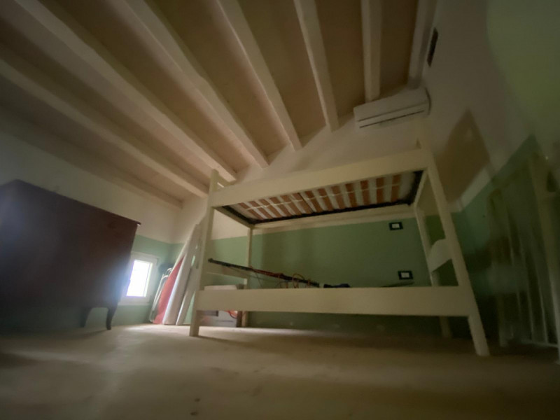 Esplora l'incanto delle colline dell'alto vicentino con questo affascinante rustico in vendita.  ...