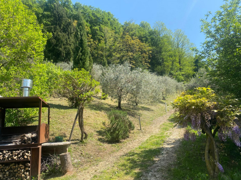 Esplora l'incanto delle colline dell'alto vicentino con questo affascinante rustico in vendita.  ...