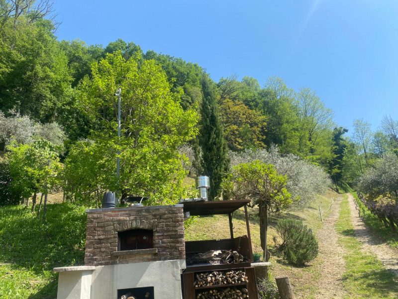 Esplora l'incanto delle colline dell'alto vicentino con questo affascinante rustico in vendita.  ...