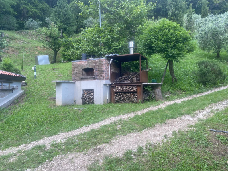 Esplora l'incanto delle colline dell'alto vicentino con questo affascinante rustico in vendita.  ...