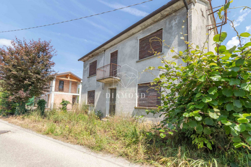 Colbertaldo: nelle vicinanze del centro paese, proponiamo una graziosa casetta singola allo stato...