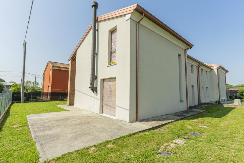 Nel cuore tranquillo di Rustega, frazione di Camposampiero, ti presentiamo una rara opportunità: ...