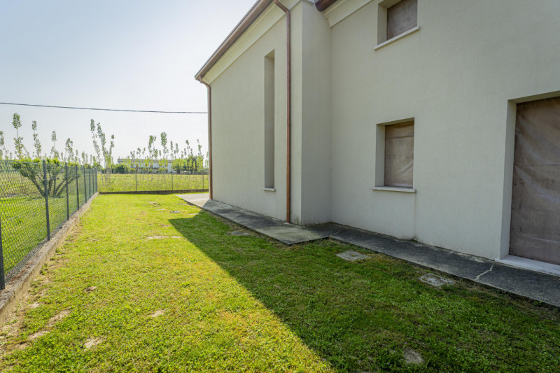 Nel cuore tranquillo di Rustega, frazione di Camposampiero, ti presentiamo una rara opportunità: ...