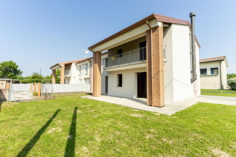 Nel cuore tranquillo di Rustega, frazione di Camposampiero, ti presentiamo una rara opportunità: ...