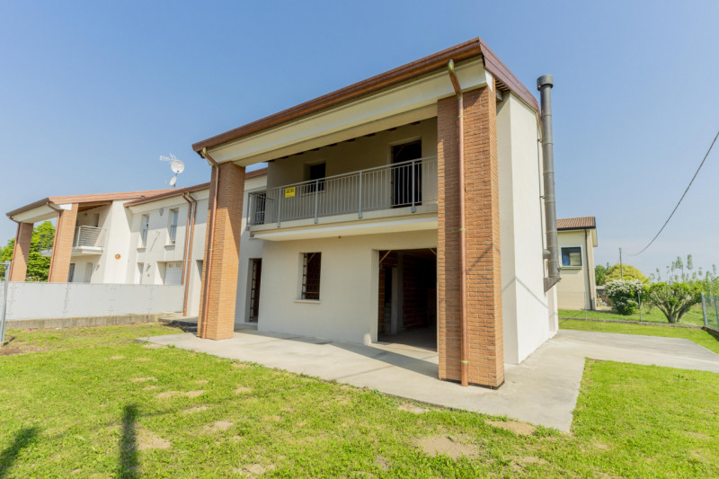 Nel cuore tranquillo di Rustega, frazione di Camposampiero, ti presentiamo una rara opportunità: ...