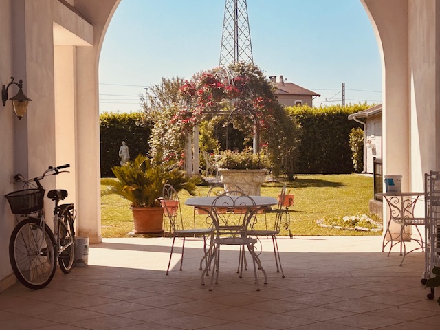 L'agenzia Iris propone in vendita una splendida casa singola situata nel tranquillo comune di Cas...