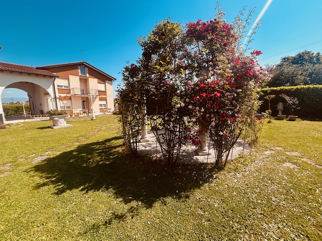 L'agenzia Iris propone in vendita una splendida casa singola situata nel tranquillo comune di Cas...