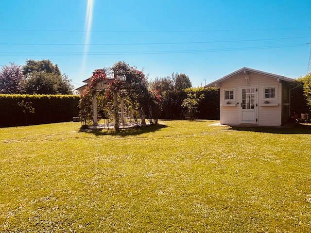 L'agenzia Iris propone in vendita una splendida casa singola situata nel tranquillo comune di Cas...