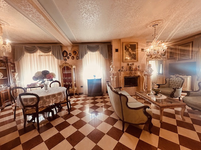 Nostra esclusiva proponiamo in vendita una splendida casa singola situata nel tranquillo comune d...