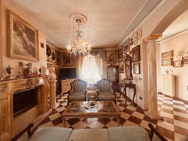 Nostra esclusiva proponiamo in vendita una splendida casa singola situata nel tranquillo comune d...