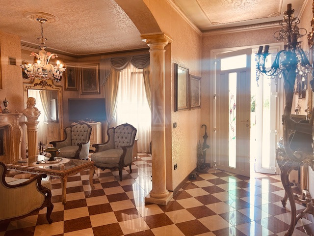 Nostra esclusiva proponiamo in vendita una splendida casa singola situata nel tranquillo comune d...