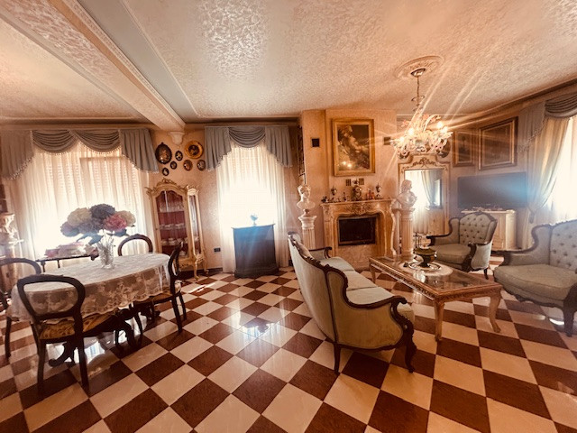 Nostra esclusiva proponiamo in vendita una splendida casa singola situata nel tranquillo comune d...