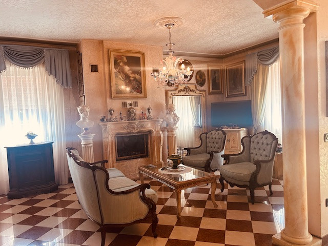 Nostra esclusiva proponiamo in vendita una splendida casa singola situata nel tranquillo comune d...