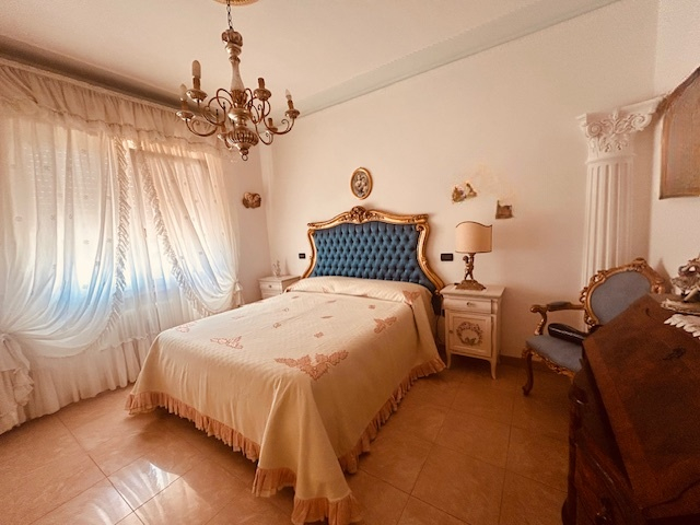 L'agenzia Iris propone in vendita una splendida casa singola situata nel tranquillo comune di Cas...