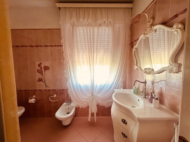 Nostra esclusiva proponiamo in vendita una splendida casa singola situata nel tranquillo comune d...