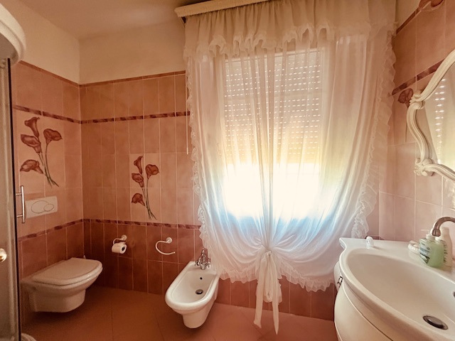 L'agenzia Iris propone in vendita una splendida casa singola situata nel tranquillo comune di Cas...