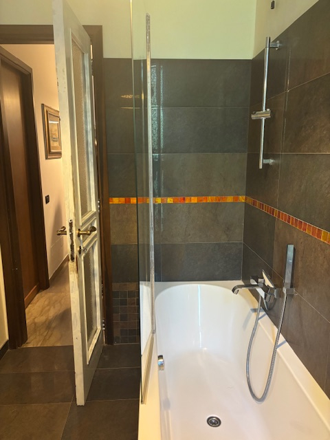 spaziosissimo appartamento situato nel  quartiere di S. Lorenzo, circondato da ampi spazi verdi e...