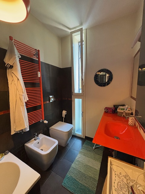 spaziosissimo appartamento situato nel  quartiere di S. Lorenzo, circondato da ampi spazi verdi e...