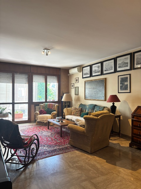 spaziosissimo appartamento situato nel  quartiere di S. Lorenzo, circondato da ampi spazi verdi e...