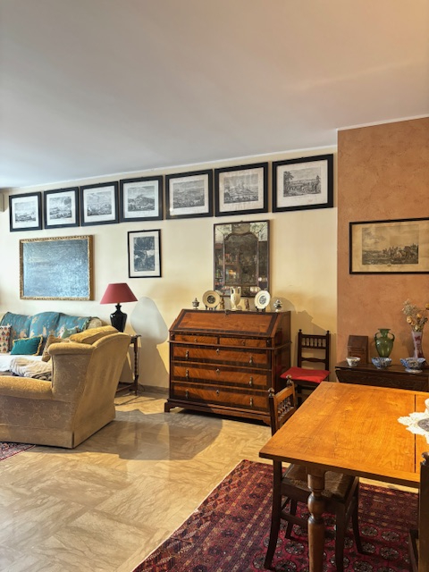 spaziosissimo appartamento situato nel  quartiere di S. Lorenzo, circondato da ampi spazi verdi e...