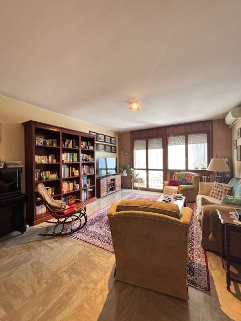 spaziosissimo appartamento situato nel  quartiere di S. Lorenzo, circondato da ampi spazi verdi e...