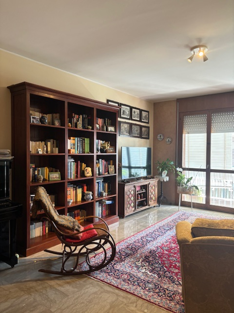 spaziosissimo appartamento situato nel  quartiere di S. Lorenzo, circondato da ampi spazi verdi e...