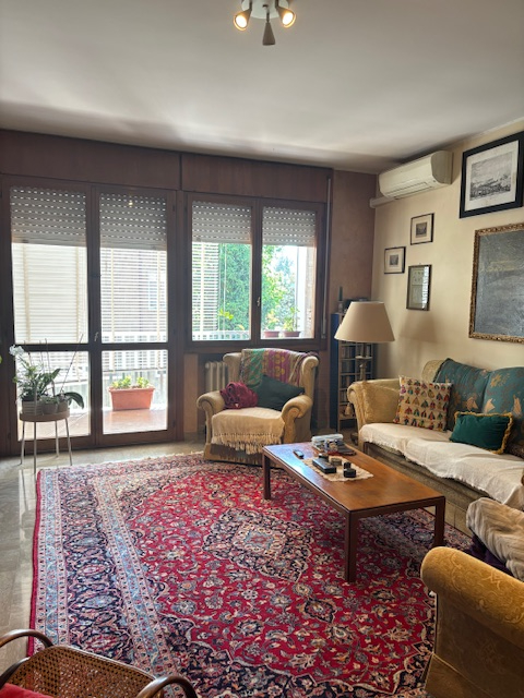 spaziosissimo appartamento situato nel  quartiere di S. Lorenzo, circondato da ampi spazi verdi e...