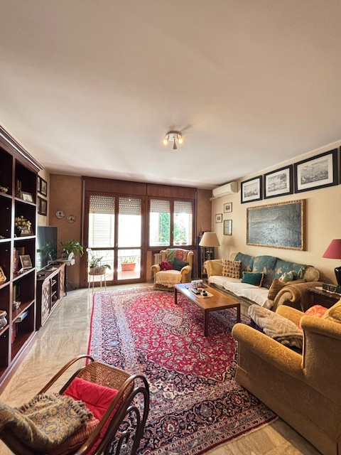 spaziosissimo appartamento situato nel  quartiere di S. Lorenzo, circondato da ampi spazi verdi e...