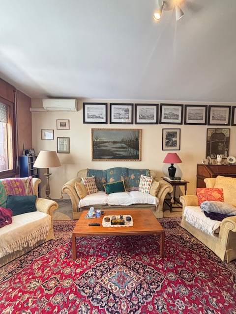 spaziosissimo appartamento situato nel  quartiere di S. Lorenzo, circondato da ampi spazi verdi e...