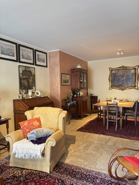 spaziosissimo appartamento situato nel  quartiere di S. Lorenzo, circondato da ampi spazi verdi e...