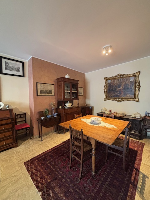 spaziosissimo appartamento situato nel  quartiere di S. Lorenzo, circondato da ampi spazi verdi e...