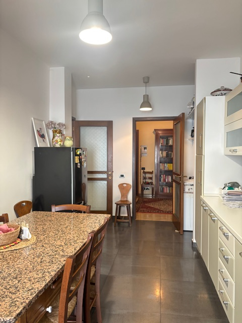 spaziosissimo appartamento situato nel  quartiere di S. Lorenzo, circondato da ampi spazi verdi e...