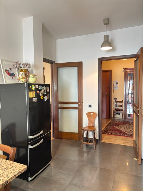 spaziosissimo appartamento situato nel  quartiere di S. Lorenzo, circondato da ampi spazi verdi e...