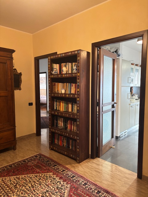 spaziosissimo appartamento situato nel  quartiere di S. Lorenzo, circondato da ampi spazi verdi e...