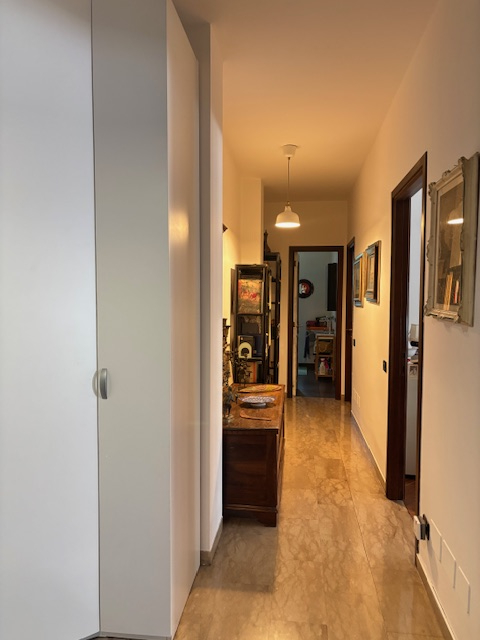 spaziosissimo appartamento situato nel  quartiere di S. Lorenzo, circondato da ampi spazi verdi e...