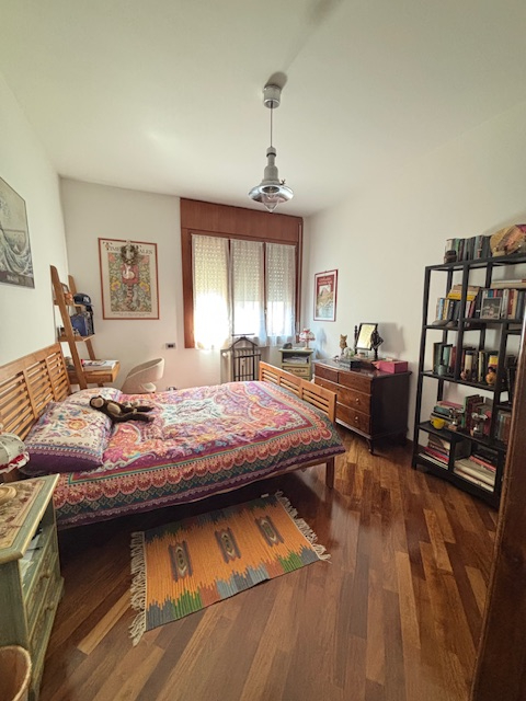 spaziosissimo appartamento situato nel  quartiere di S. Lorenzo, circondato da ampi spazi verdi e...