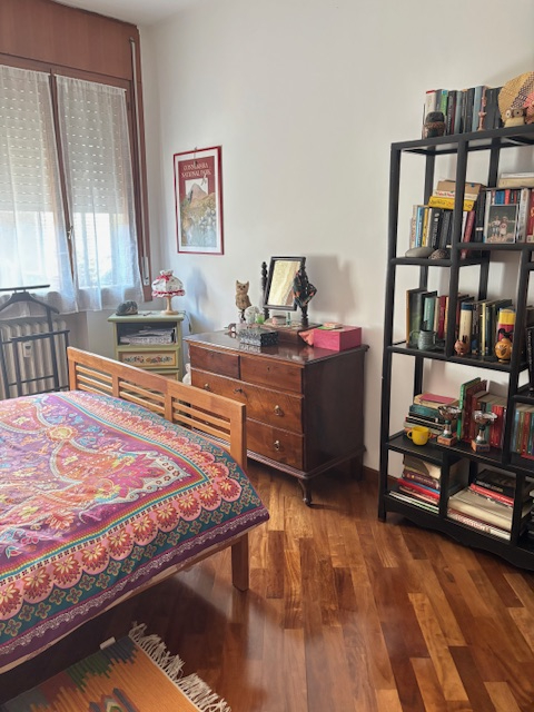 spaziosissimo appartamento situato nel  quartiere di S. Lorenzo, circondato da ampi spazi verdi e...