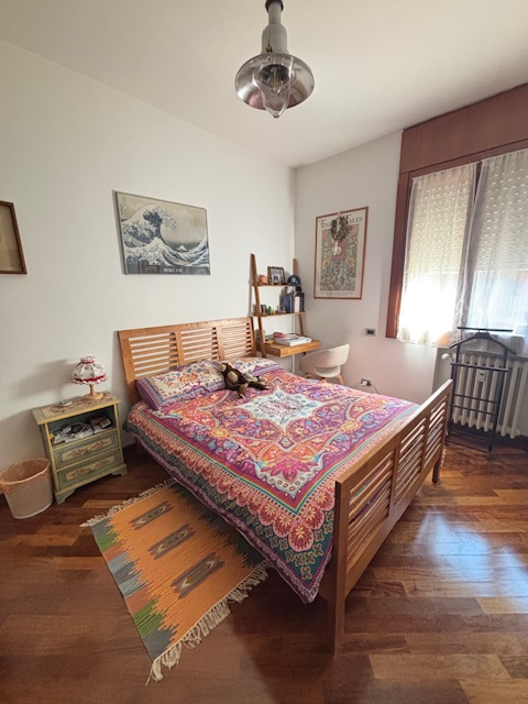 spaziosissimo appartamento situato nel  quartiere di S. Lorenzo, circondato da ampi spazi verdi e...