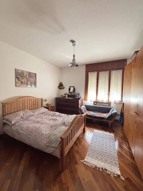 spaziosissimo appartamento situato nel  quartiere di S. Lorenzo, circondato da ampi spazi verdi e...