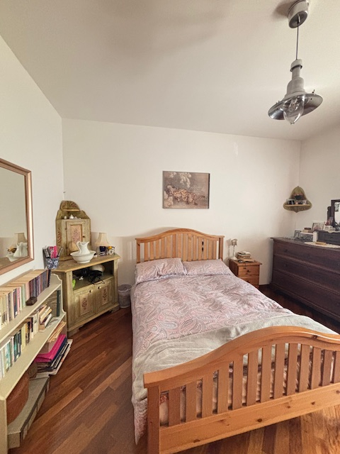 spaziosissimo appartamento situato nel  quartiere di S. Lorenzo, circondato da ampi spazi verdi e...