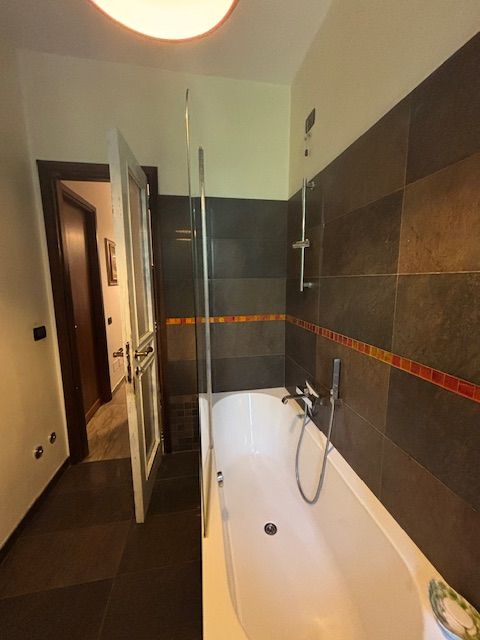 spaziosissimo appartamento situato nel  quartiere di S. Lorenzo, circondato da ampi spazi verdi e...