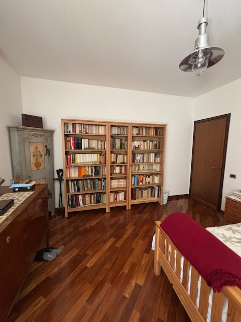 spaziosissimo appartamento situato nel  quartiere di S. Lorenzo, circondato da ampi spazi verdi e...