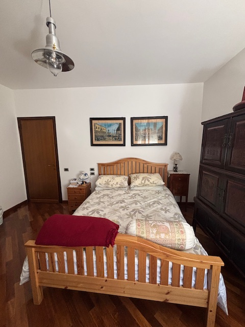 spaziosissimo appartamento situato nel  quartiere di S. Lorenzo, circondato da ampi spazi verdi e...